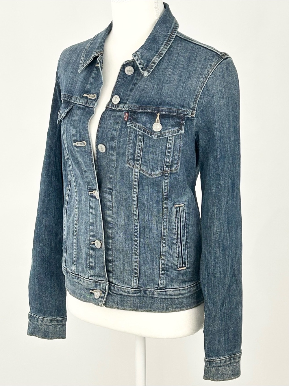 NWT Levi’s Classic Trucker Denim Jacket Medium Wash Stretch S